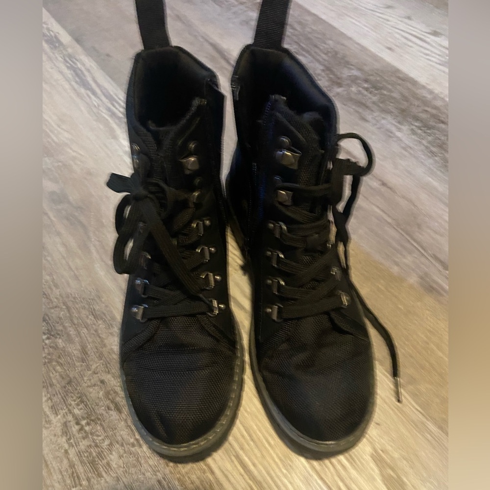 Black cliffs by white mountain boots size 8